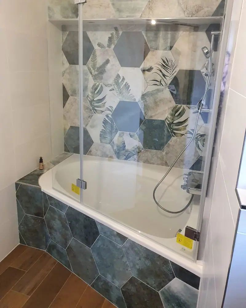 Baignoire avec pare-douche et carrelage à motifs