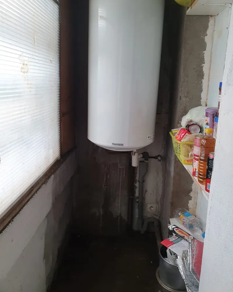 Ballon d’eau chaude vertical installé par Saki Plomberie