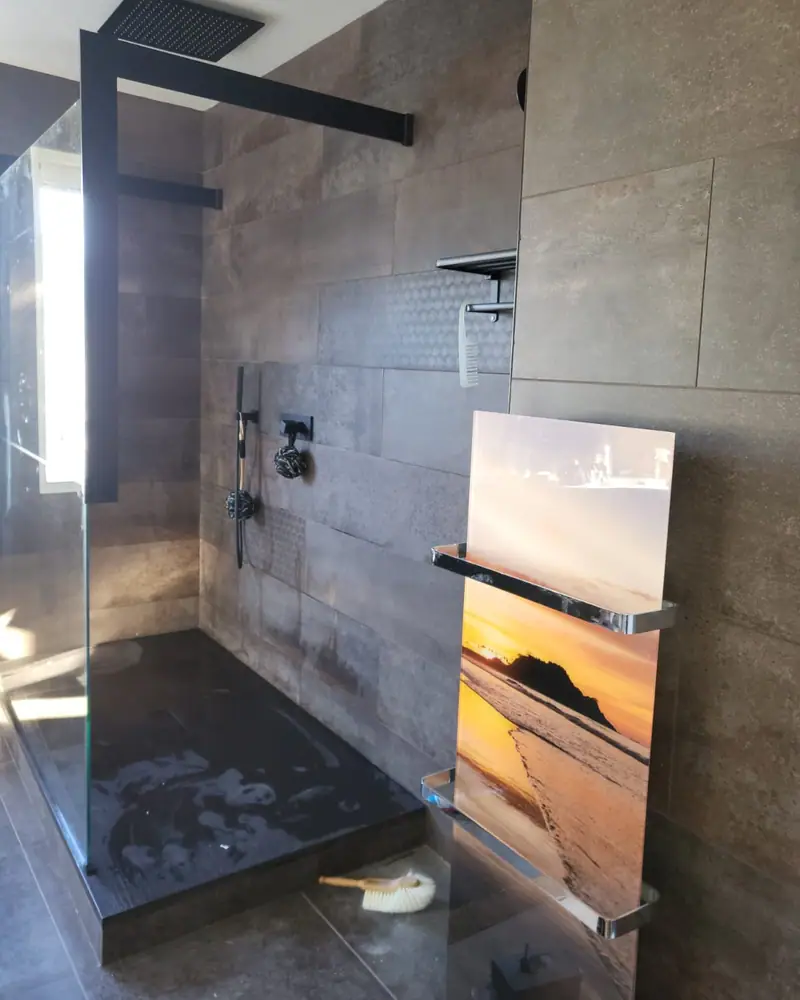 Douche à l’italienne avec receveur noir et carrelage anthracite