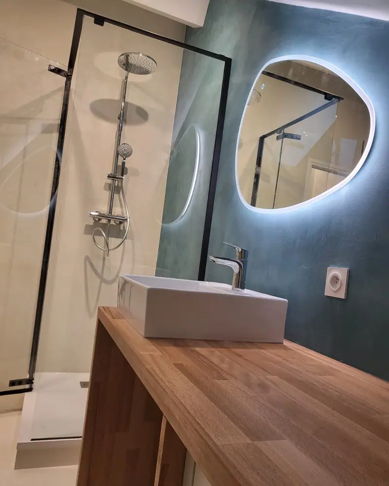 Vasque sur plan bois et miroir rond rétroéclairé