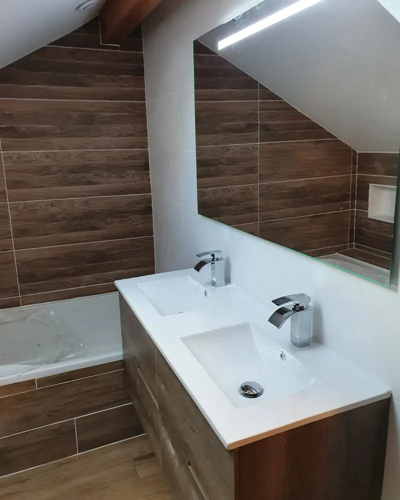 Salle de bain sous combles avec meuble vasque bois