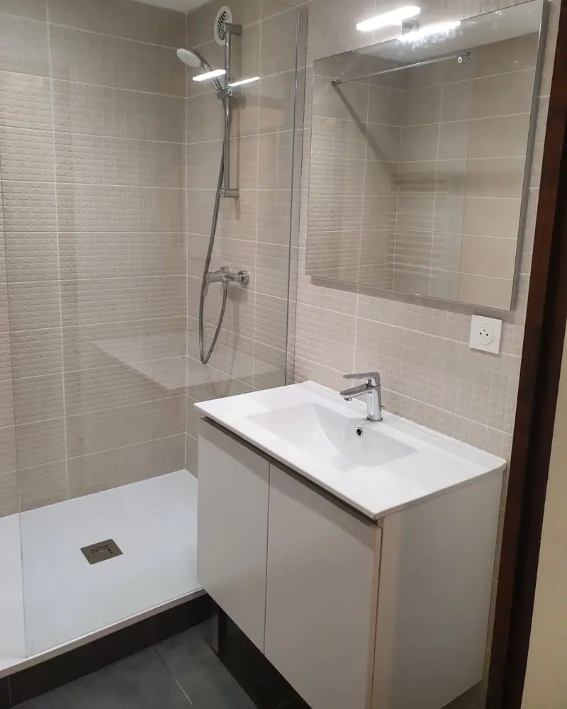 Meuble vasque blanc et miroir dans une salle de bain