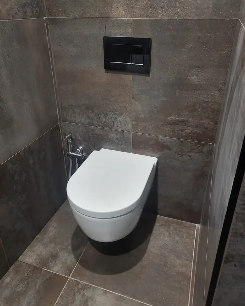 WC suspendu noir et carrelage gris foncé