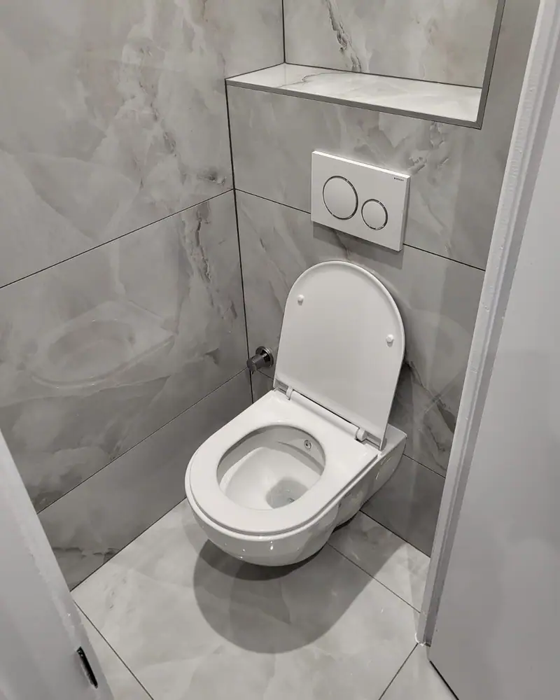 WC suspendu avec plaque de commande encastrée